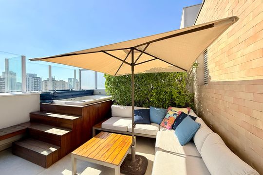 Apartamento no Brooklin com 2 suítes e churrasqueira, ideal para comprar e ter animais. — Varanda Gourmet 