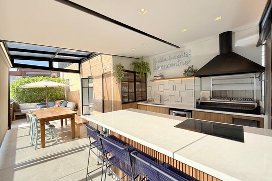 Apartamento no Brooklin com 2 suítes e churrasqueira, ideal para comprar e ter animais. — Varanda Gourmet 