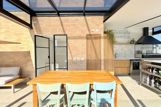 Apartamento no Brooklin com 2 suítes e churrasqueira, ideal para comprar e ter animais. — Varanda Gourmet 