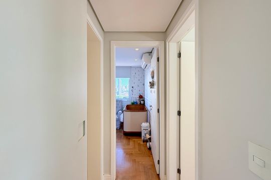 Apartamento no Brooklin com 2 suítes e churrasqueira, ideal para comprar e ter animais. — Corredor Quartos 