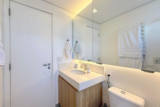 Apartamento no Brooklin com 2 suítes e churrasqueira, ideal para comprar e ter animais. — Banheiro Suíte 