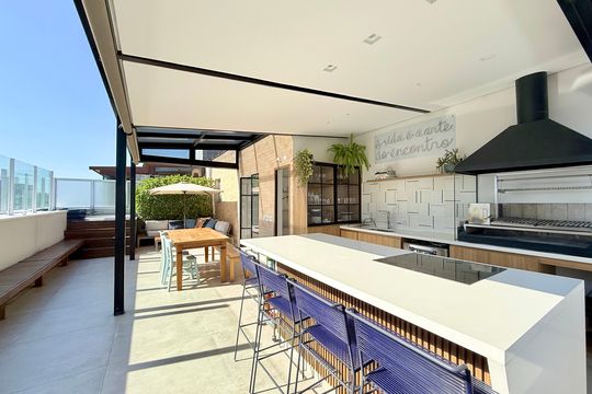 Apartamento no Brooklin com 2 suítes e churrasqueira, ideal para comprar e ter animais. — Varanda Gourmet 