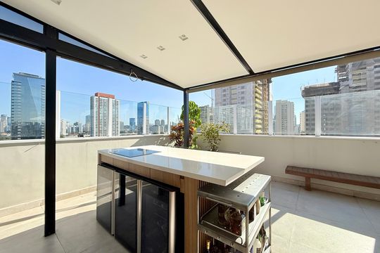 Apartamento no Brooklin com 2 suítes e churrasqueira, ideal para comprar e ter animais. — Varanda Gourmet 