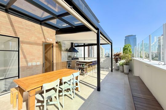 Apartamento no Brooklin com 2 suítes e churrasqueira, ideal para comprar e ter animais. — Varanda Gourmet 