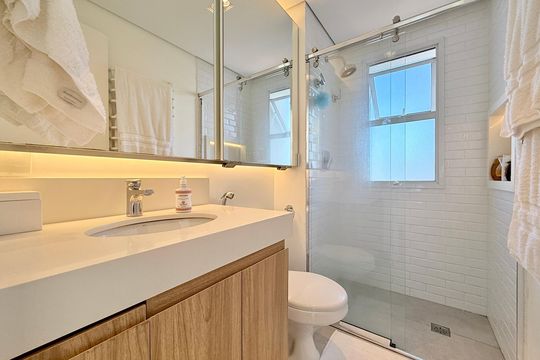 Apartamento no Brooklin com 2 suítes e churrasqueira, ideal para comprar e ter animais. — Banheiro Suíte 