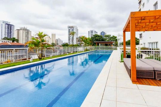 Apartamento no Brooklin com 2 suítes e churrasqueira, ideal para comprar e ter animais. — Piscina 