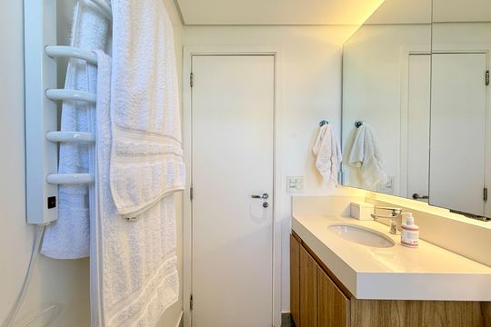 Apartamento no Brooklin com 2 suítes e churrasqueira, ideal para comprar e ter animais. — Banheiro Suíte 