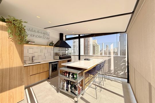 Apartamento no Brooklin com 2 suítes e churrasqueira, ideal para comprar e ter animais. — Varanda Gourmet 