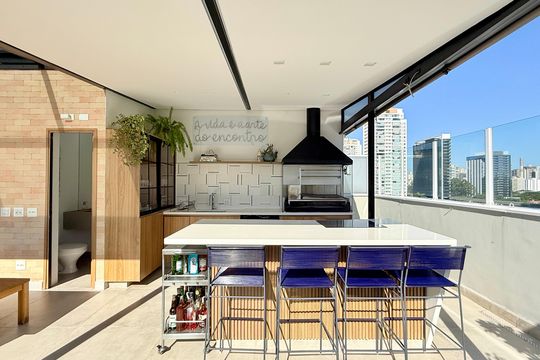 Apartamento no Brooklin com 2 suítes e churrasqueira, ideal para comprar e ter animais. — Varanda Gourmet 