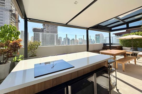 Apartamento no Brooklin com 2 suítes e churrasqueira, ideal para comprar e ter animais. — Varanda Gourmet 