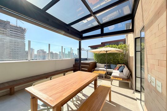 Apartamento no Brooklin com 2 suítes e churrasqueira, ideal para comprar e ter animais. — Varanda Gourmet 