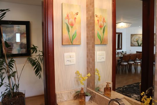 Compra apartamento em Pompeia com 3 quartos, piscina e churrasqueira. — Lavabo
