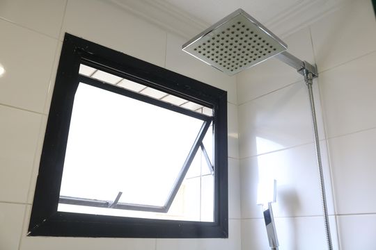 Compra apartamento em Pompeia com 3 quartos, piscina e churrasqueira. — Banheiro da Suíte