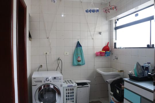 Compra apartamento em Pompeia com 3 quartos, piscina e churrasqueira. — Área de Serviço