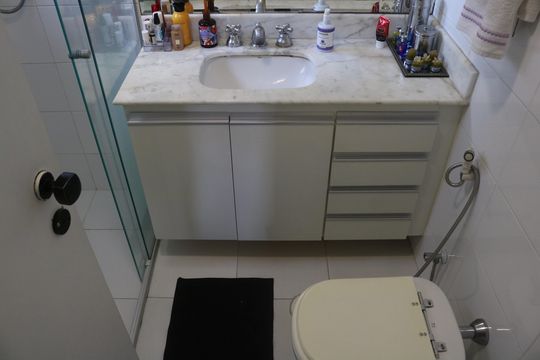 Compra apartamento em Pompeia com 3 quartos, piscina e churrasqueira. — Banheiro da Suíte