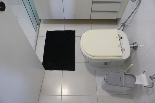 Compra apartamento em Pompeia com 3 quartos, piscina e churrasqueira. — Banheiro da Suíte