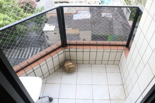 Compra apartamento em Pompeia com 3 quartos, piscina e churrasqueira. — Varanda Quarto 1