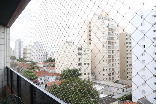 Compra apartamento em Pompeia com 3 quartos, piscina e churrasqueira. — Varanda