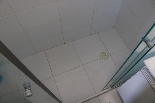 Compra apartamento em Pompeia com 3 quartos, piscina e churrasqueira. — Banheiro da Suíte