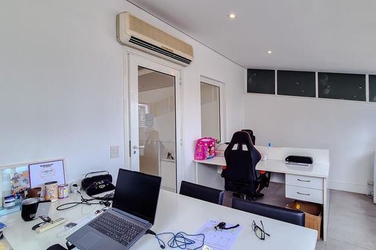 Venda de apartamento em Perdizes com 4 quartos, varanda e jardim. — Escritório