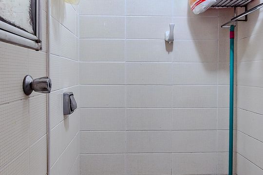 Venda de apartamento em Perdizes com 4 quartos, varanda e jardim. — Banheiro de serviço