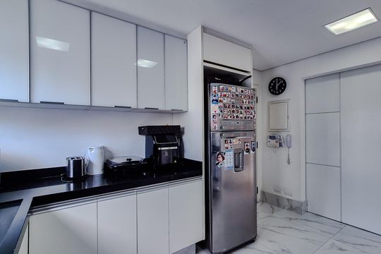 Venda de apartamento em Perdizes com 4 quartos, varanda e jardim. — Cozinha