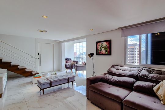 Venda de apartamento em Perdizes com 4 quartos, varanda e jardim. — Sala