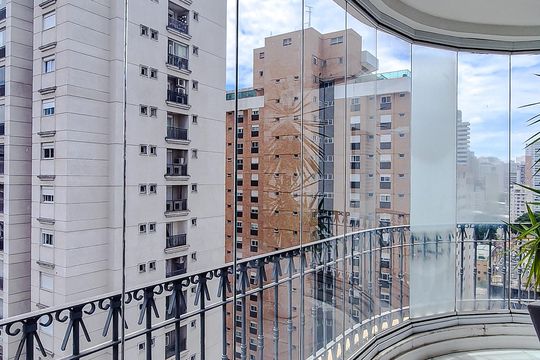 Venda de apartamento em Perdizes com 4 quartos, varanda e jardim. — Varanda da Sala