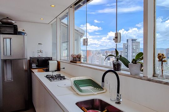 Venda de apartamento em Perdizes com 4 quartos, varanda e jardim. — Cozinha (Piso Superior)