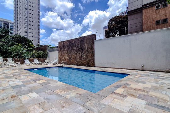 Venda de apartamento em Perdizes com 4 quartos, varanda e jardim. — Área comum - Piscina