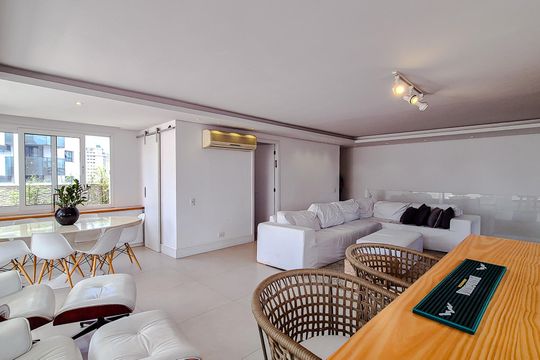 Venda de apartamento em Perdizes com 4 quartos, varanda e jardim. — Sala (Piso Superior)