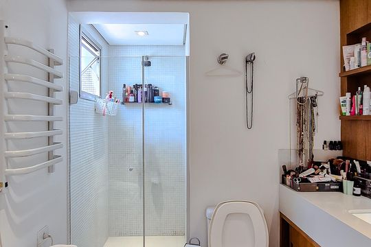 Venda de apartamento em Perdizes com 4 quartos, varanda e jardim. — Banheiro da Suíte