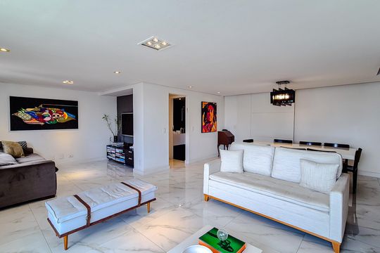 Venda de apartamento em Perdizes com 4 quartos, varanda e jardim. — Sala