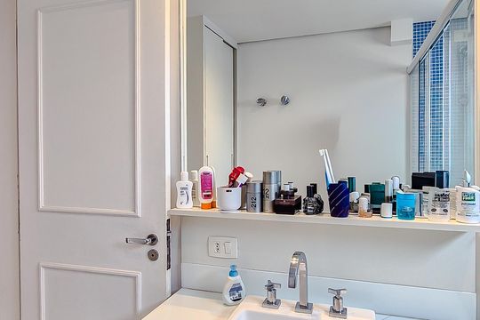 Venda de apartamento em Perdizes com 4 quartos, varanda e jardim. — Banheiro