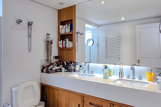 Venda de apartamento em Perdizes com 4 quartos, varanda e jardim. — Banheiro da Suíte