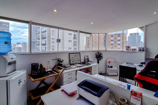 Venda de apartamento em Perdizes com 4 quartos, varanda e jardim. — Escritório