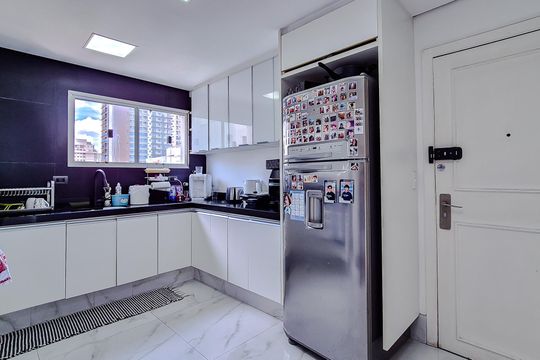 Venda de apartamento em Perdizes com 4 quartos, varanda e jardim. — Cozinha