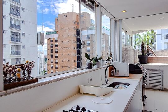 Venda de apartamento em Perdizes com 4 quartos, varanda e jardim. — Cozinha (Piso Superior)