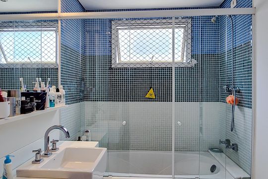 Venda de apartamento em Perdizes com 4 quartos, varanda e jardim. — Banheiro