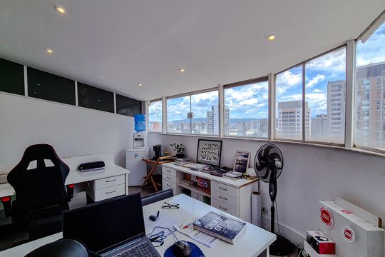 Venda de apartamento em Perdizes com 4 quartos, varanda e jardim. — Escritório