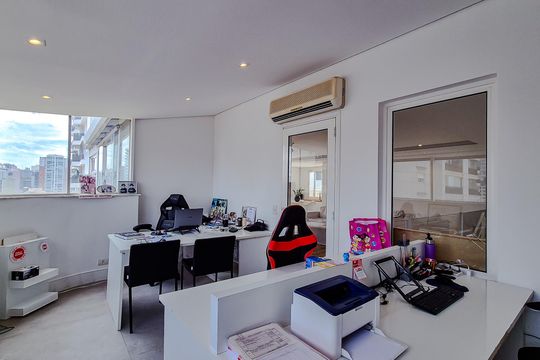 Venda de apartamento em Perdizes com 4 quartos, varanda e jardim. — Escritório