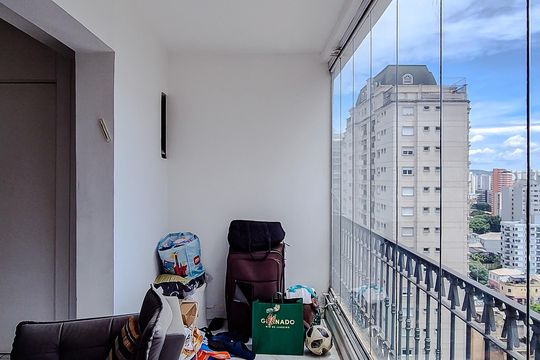 Venda de apartamento em Perdizes com 4 quartos, varanda e jardim. — Varanda da Sala