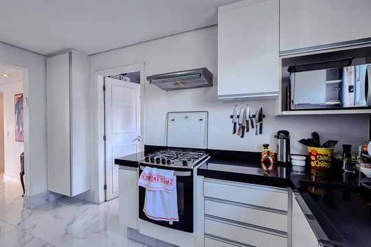 Venda de apartamento em Perdizes com 4 quartos, varanda e jardim. — Cozinha