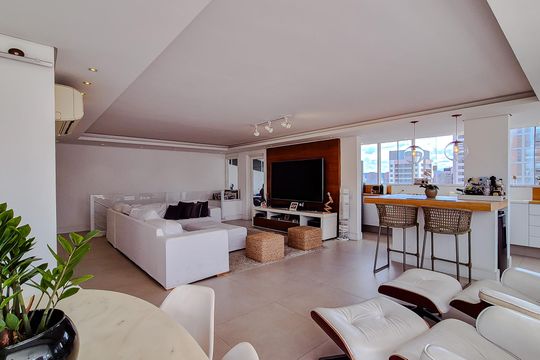 Venda de apartamento em Perdizes com 4 quartos, varanda e jardim. — Sala (Piso Superior)