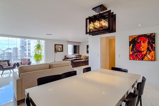 Venda de apartamento em Perdizes com 4 quartos, varanda e jardim. — Sala