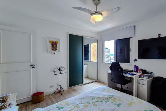 Venda de apartamento em Perdizes com 4 quartos, varanda e jardim. — Quarto 2