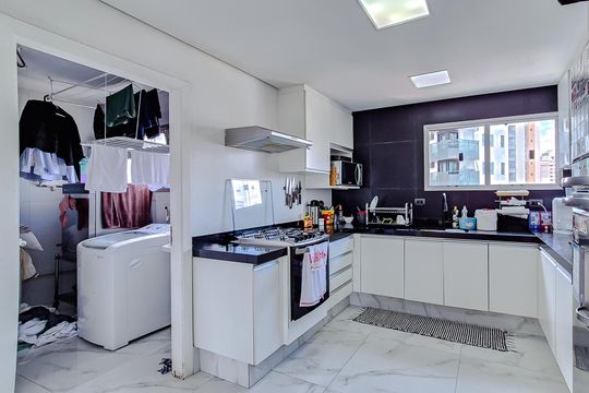 Venda de apartamento em Perdizes com 4 quartos, varanda e jardim. — Cozinha