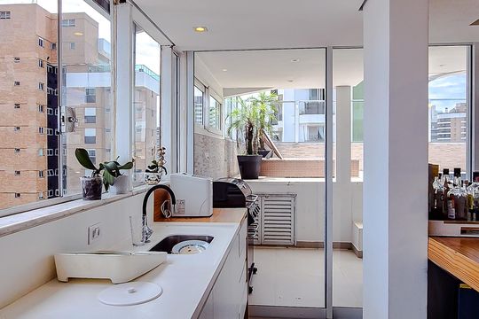 Venda de apartamento em Perdizes com 4 quartos, varanda e jardim. — Cozinha (Piso Superior)
