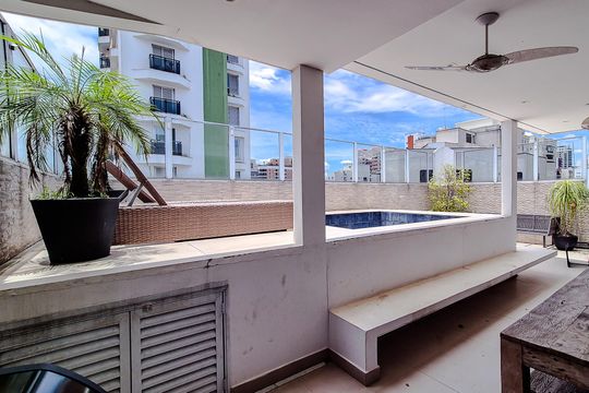 Venda de apartamento em Perdizes com 4 quartos, varanda e jardim. — Área externa