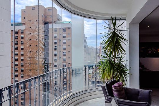 Venda de apartamento em Perdizes com 4 quartos, varanda e jardim. — Varanda da Sala